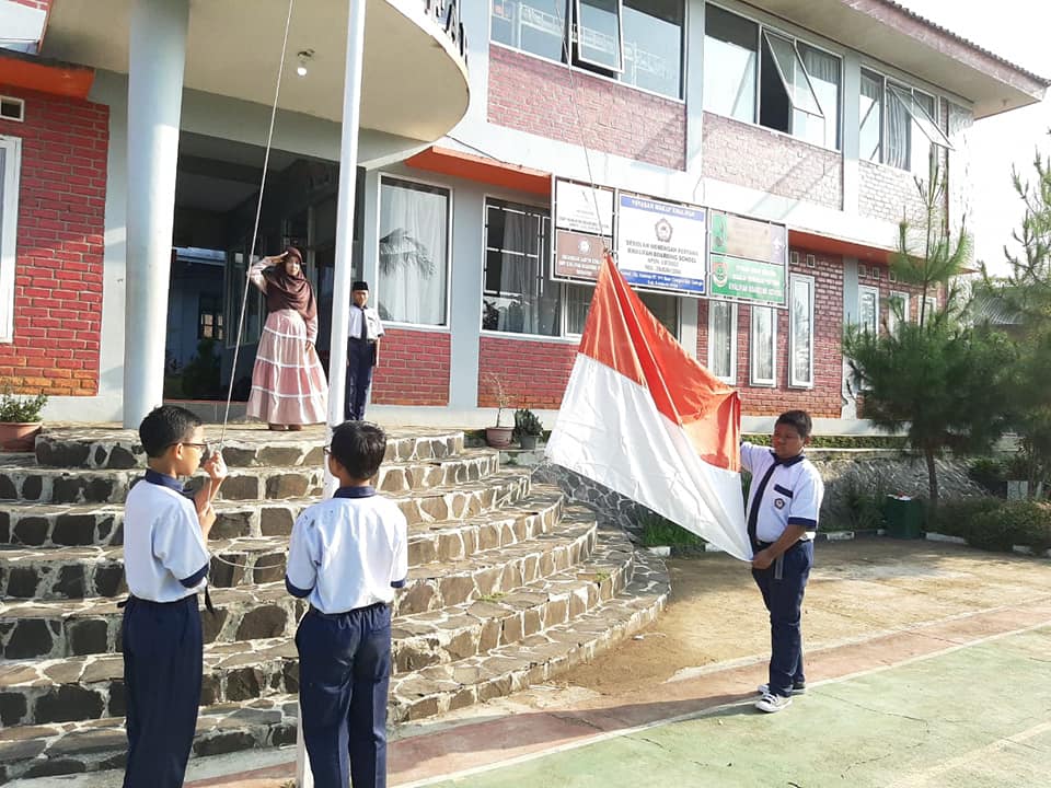 Upacara Bendera Di Hari Senin ( SMP KHALIFAH BOARDING SCHOOL-SUKABUMI )