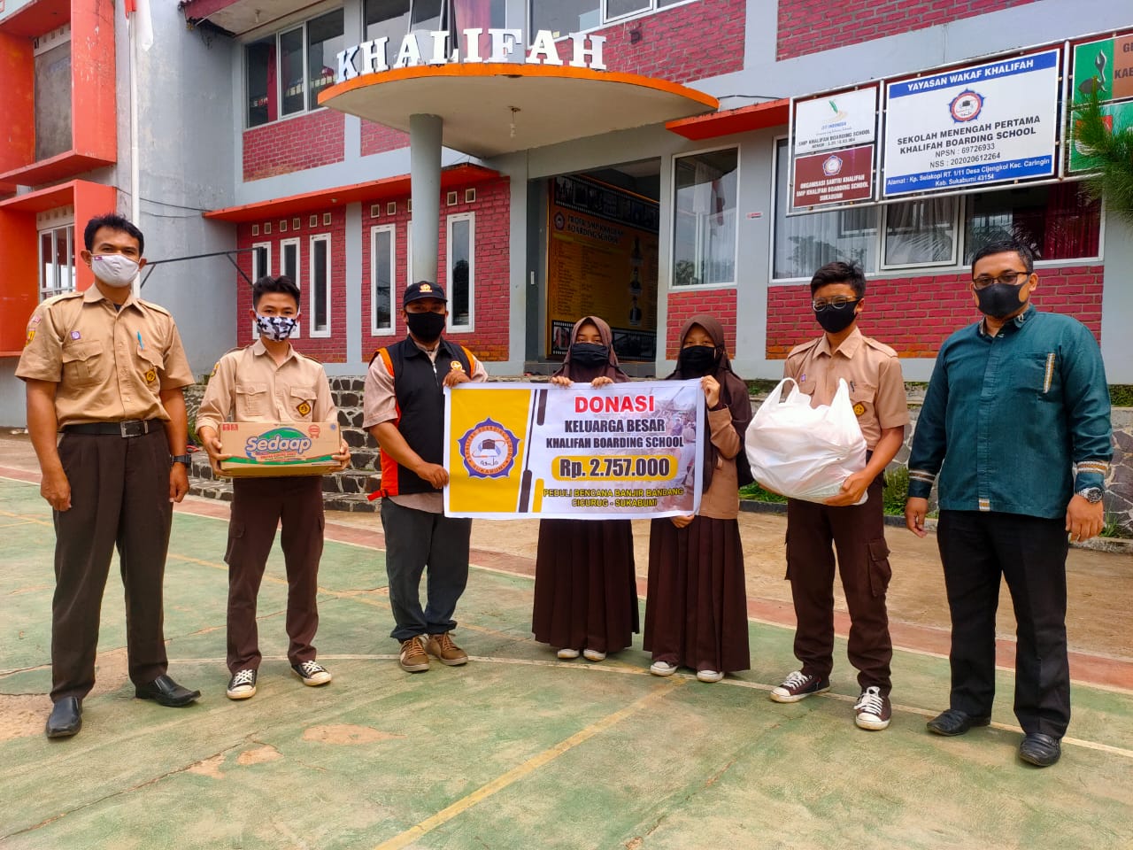 Khalifah Boarding School Serahkan Bantuan Untuk Korban Banjir Di Cicurug-Sukabumi